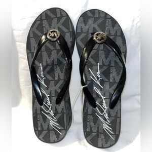 Platform Michael Kors flip flops size 6.Black & grey.